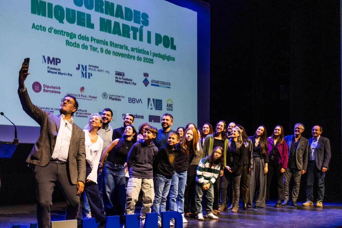 Xavier Graset, fent-se la ‘selfie’ amb els premiats, jurats i representants institucionals a l’escenari del Teatre Eliseu diumenge, al final de l’entrega dels premis. A sota, l’homenatge popular de divendres amb la sala plena