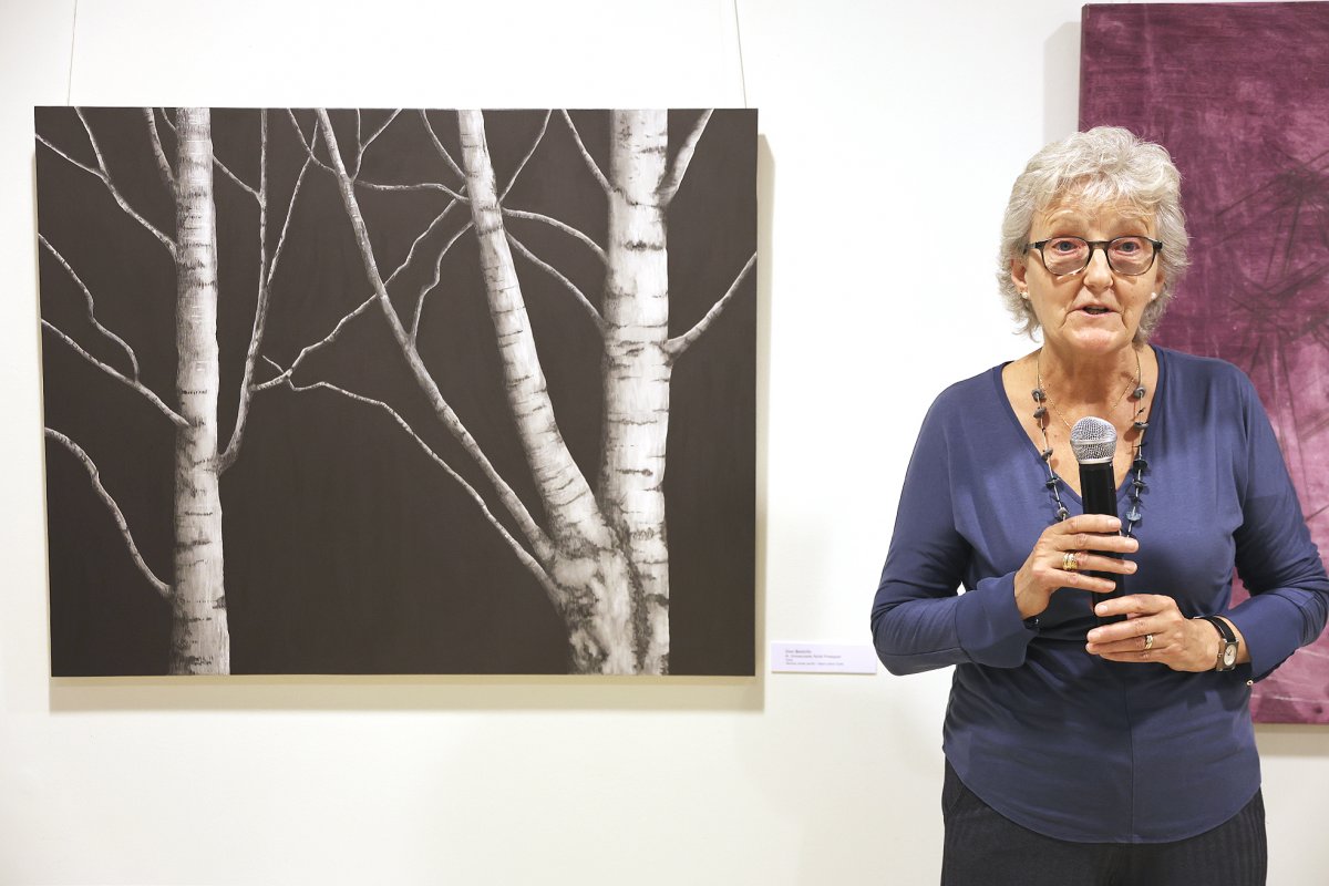 Imma Parés davant l'obra guanyadora