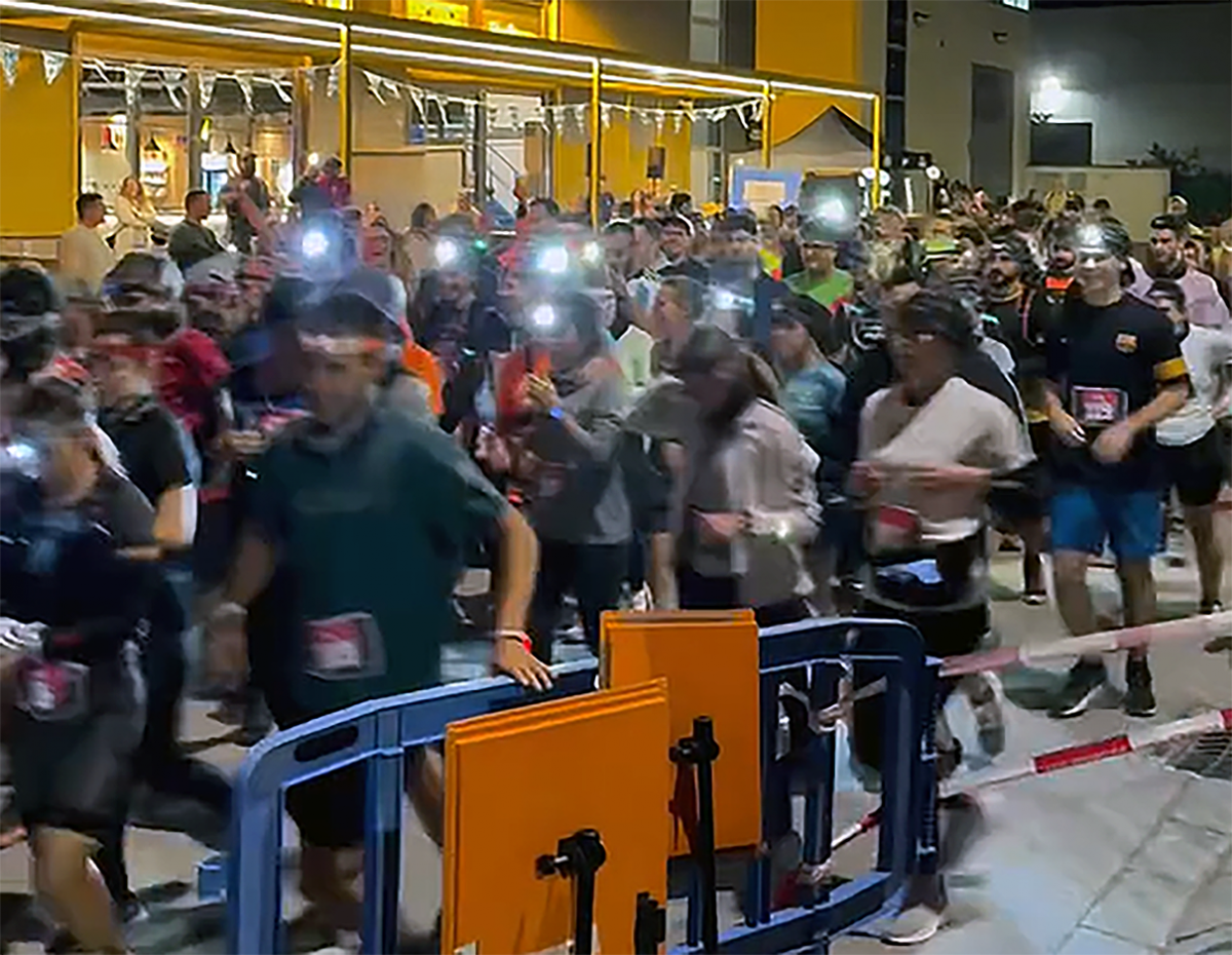 El moment de la sortida de la cursa, dissabte al vespre