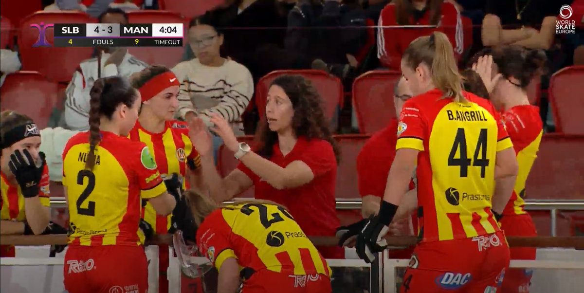 L'equip, escoltant les indicacions de Maria Díez en un temps mort