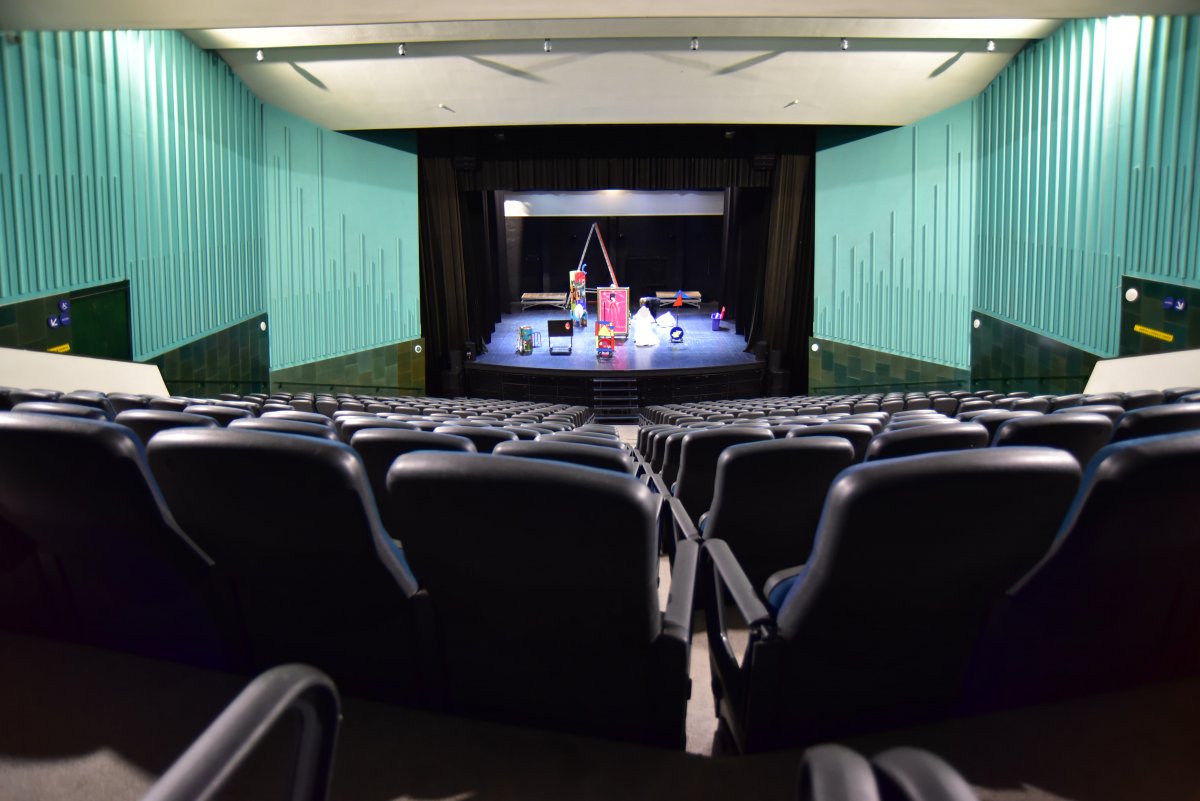 Aspecte de l'actual pati de butaques del teatre Cirvianum, que es farà nou per fer-lo més espaiós i còmode per als espectadors