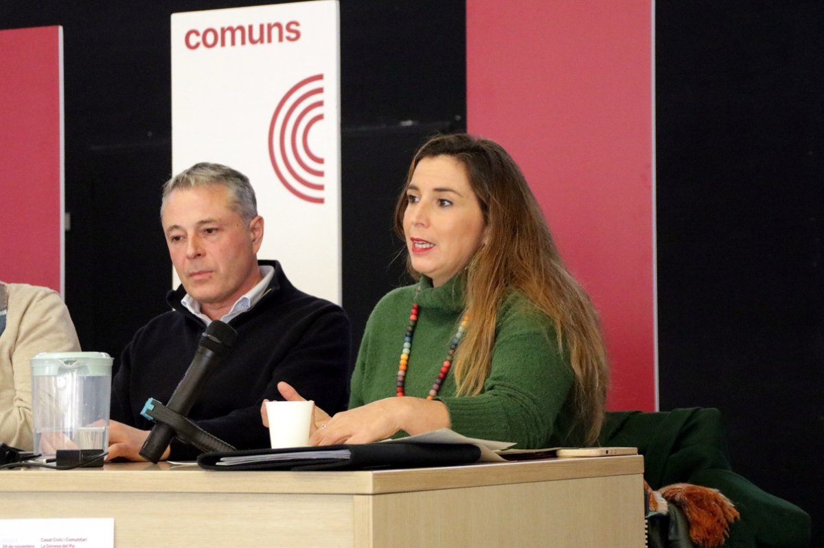 La coordinadora nacional dels Comuns, Candela López, i l'alcalde de Sant Joan de les Abadesses, Ramon Roqué