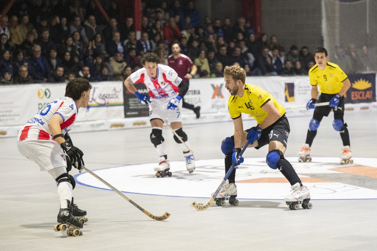 Arnau Canal vigilat per dos defensors dels italians