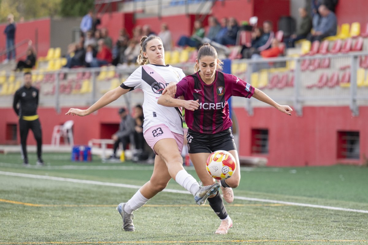 La local Alba Valor intenta superar la visitant Elsa Fernández