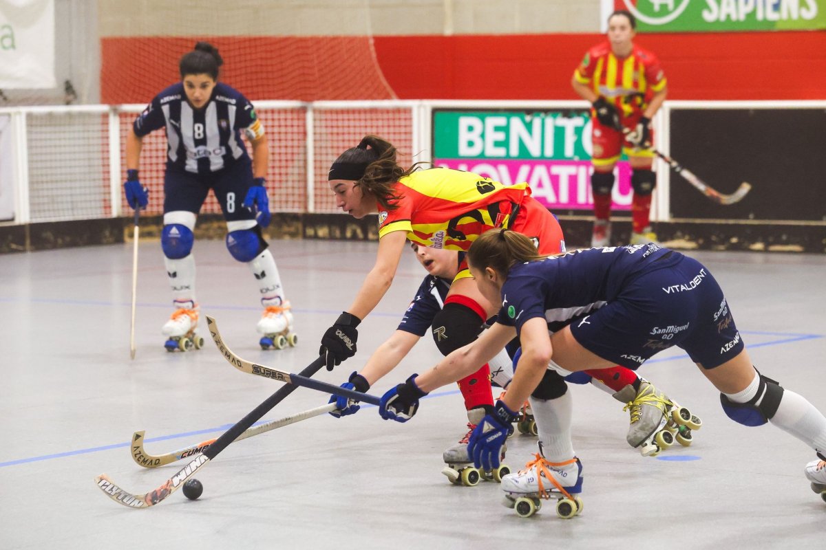 Mireia Codinach intenta superar a Joana Comas i Anna Bosch en el derbi disputat aquest dimecres