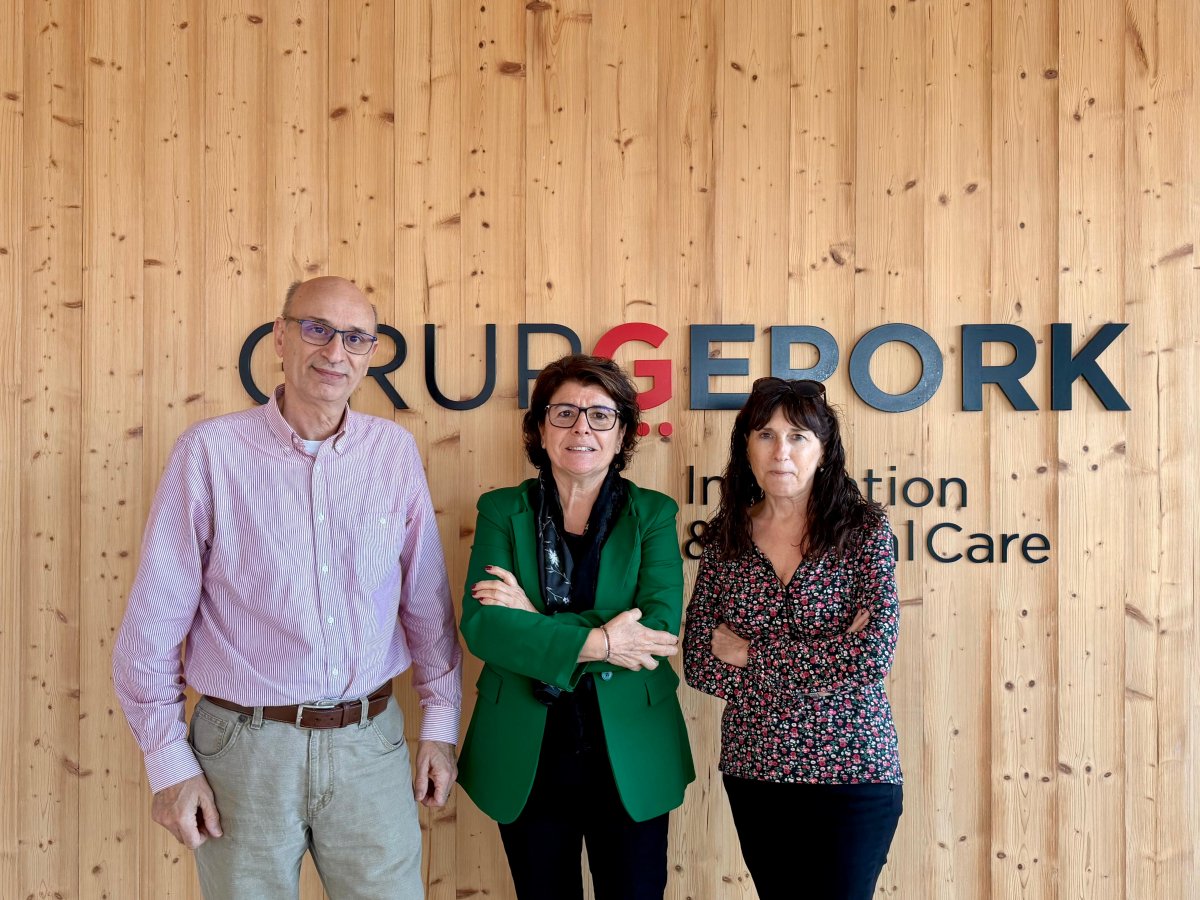 Gemma Vivet, entre els  fundadors d’Everest: Jordi Cleries i Victòria Canals