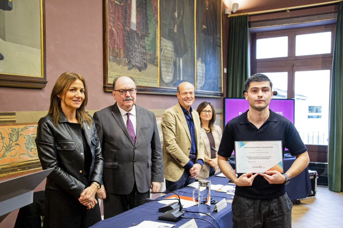 Álvaro Fernández, en el moment de recollir el reconeixement