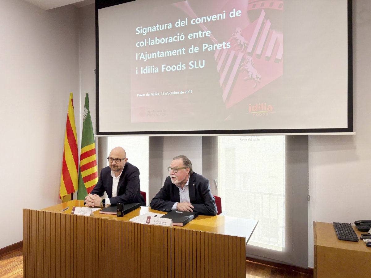 Jaume Roquet, director d’operacions d’Idilia, i Francesc Juzgado, alcalde de Parets en la firma del conveni pel qual el fabricant de ColaCo col·laborarà amb les entitats esportives del municipi