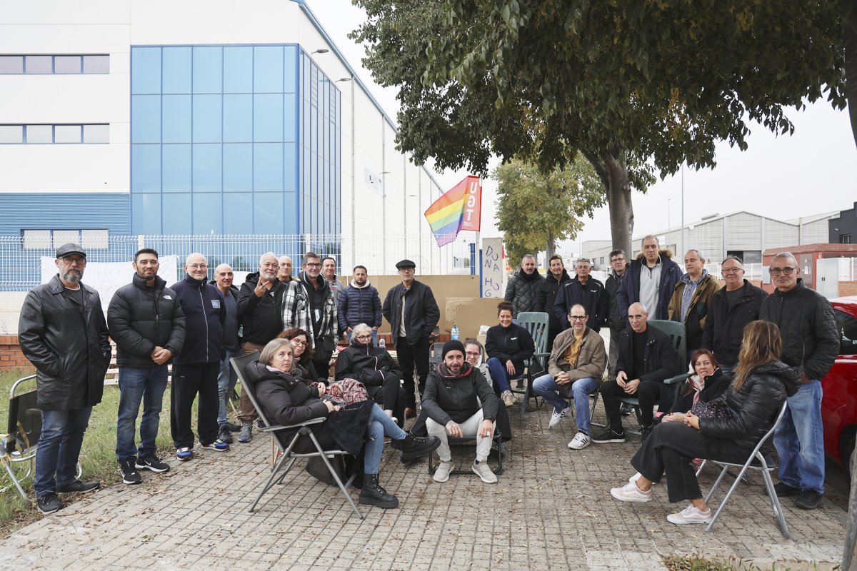 Treballadors de Hi-Lex davant de la fàbrica de Granollers, durant els dies de vaga de la setmana passada