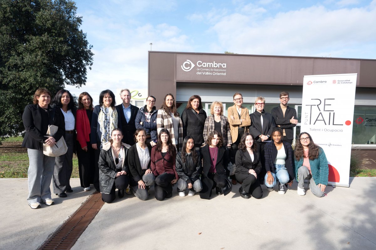 Alumnes de la primera acció formativa amb les autoritats i representants del sector assistents a la presentació del Punt Retail