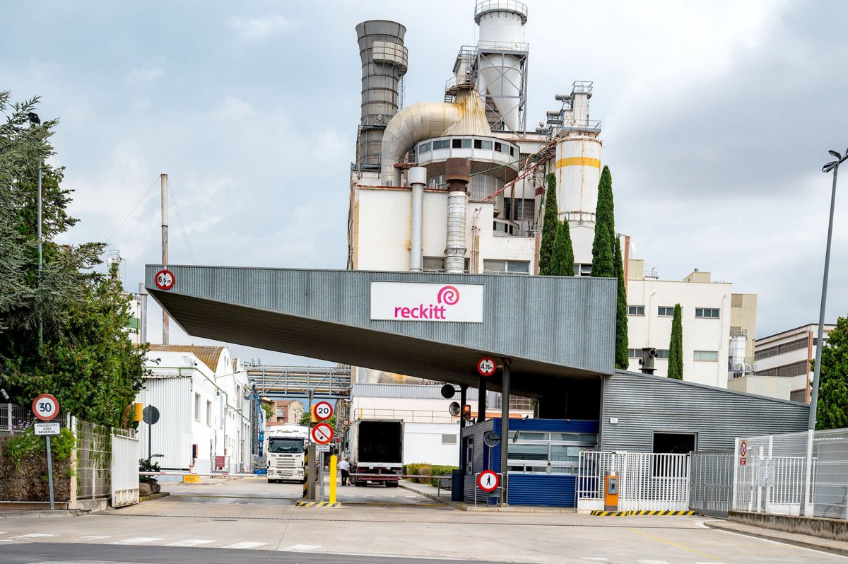 Accés a la fàbrica de Reckitt a Granollers