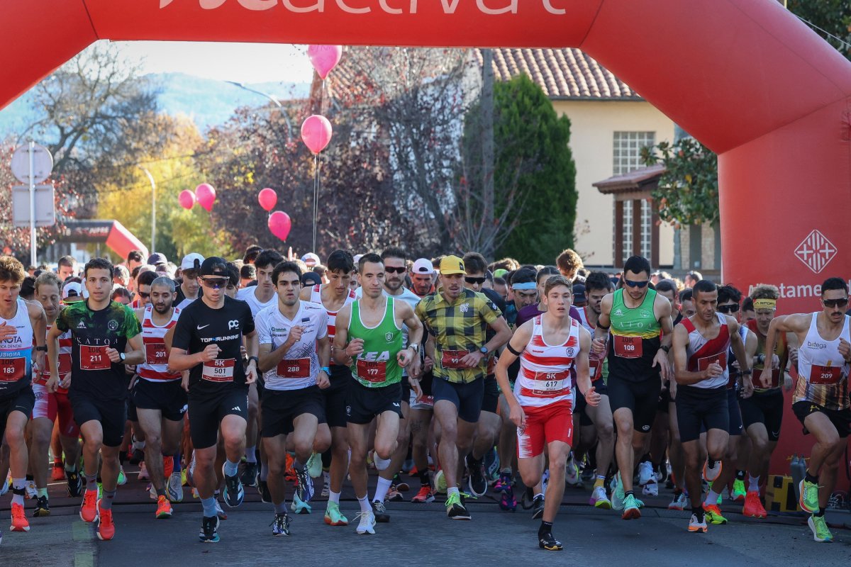 La primera edició de la cursa 5K10K de Vic va arrencar aquest diumenge amb més de 700 participants