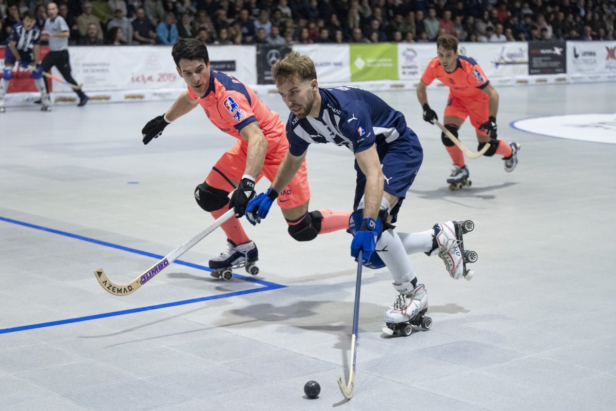 Arnau Canal controla una bola davant d’un rival en el partit d’aquest dissabte a Sant Hipòlit