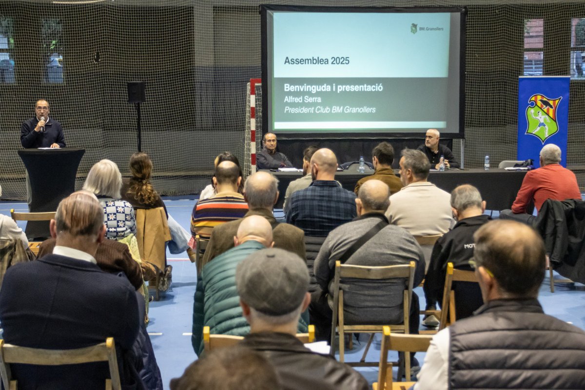 Alfred Serra es dirigeix als socis en l’assemblea ordinària celebrada el 15 de novembre a l’annex del Palau d’Esports