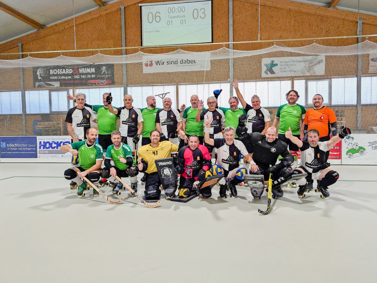 Els dos equips, en una foto de família amb motiu del partit