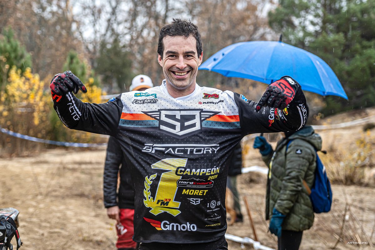 Francesc Moret , assenyalant el dorsal que l’acreditava com a campió d’Espanya un cop acabada la prova de Sòria