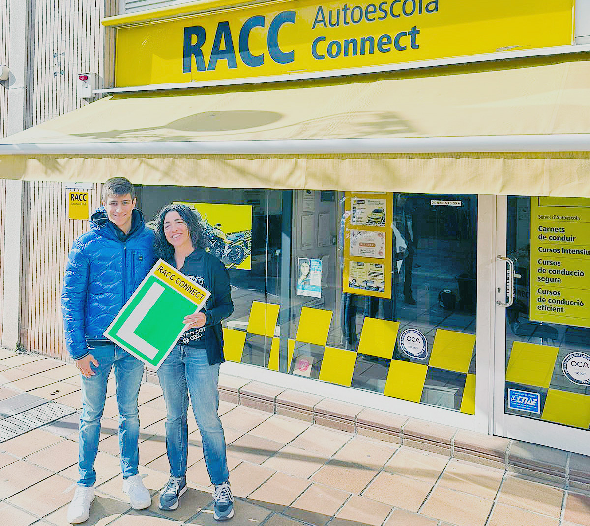 Gil Membrado amb Montse Arnau, la professora que ha tingut per treure's el carnet de conduir, a Vic