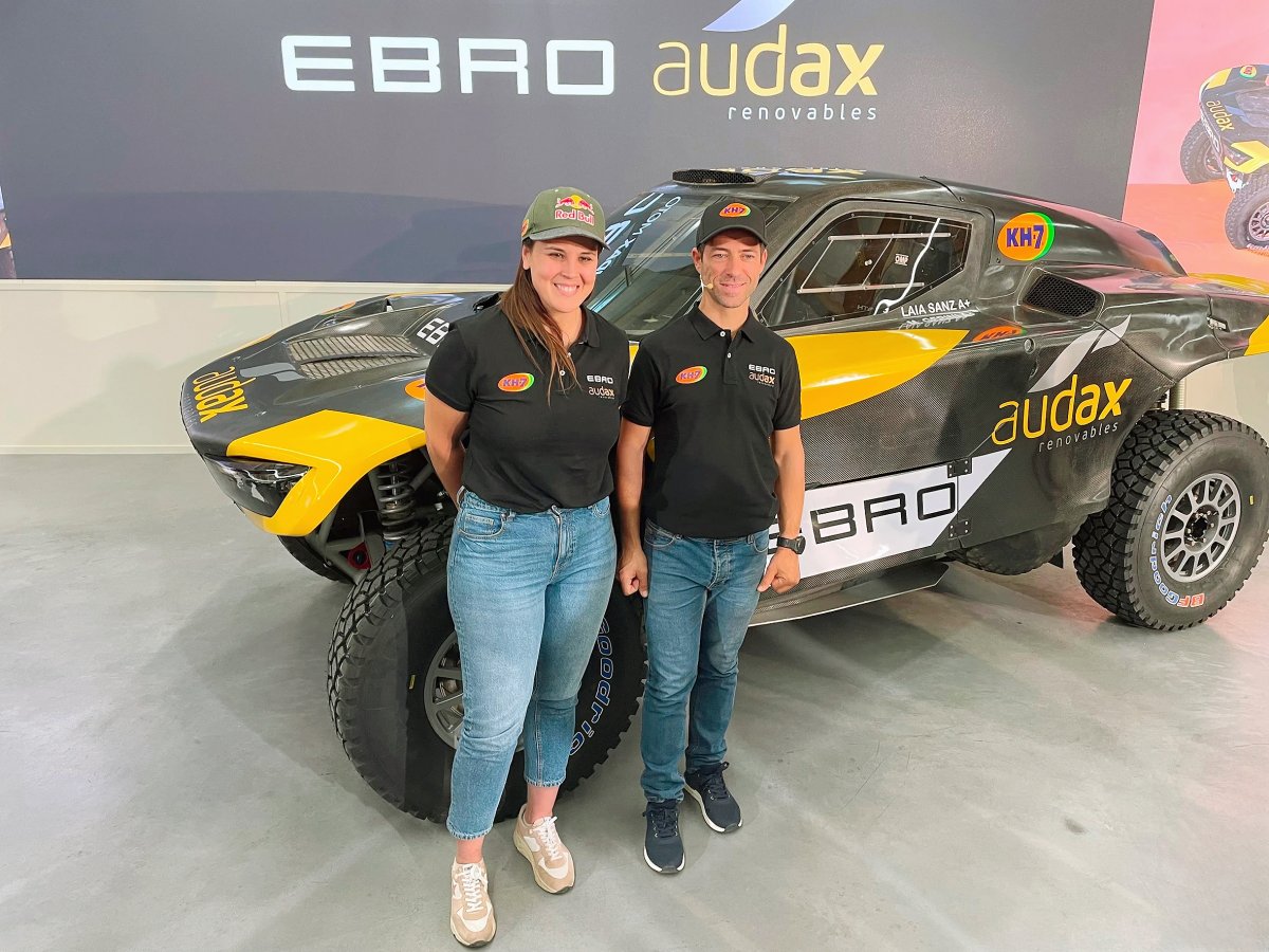 Laia Sanz i el seu copilot, Maurizio Gerini, dimecres davant de l’Ebro S800XRR amb què correran al Dakar