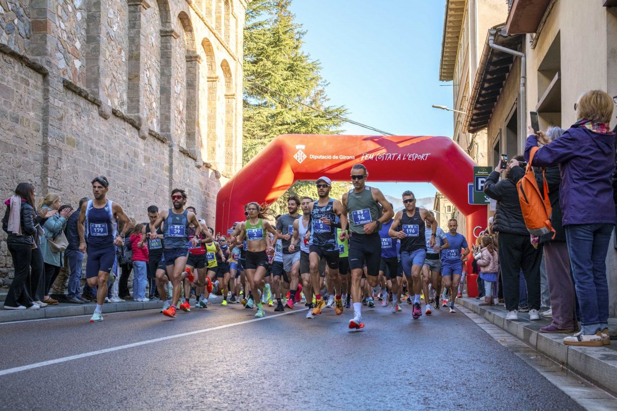 La sortida de Ripoll va unificar per primera vegada la Mitja Marató, la cursa Comte Guifré i la Bressol de Catalunya