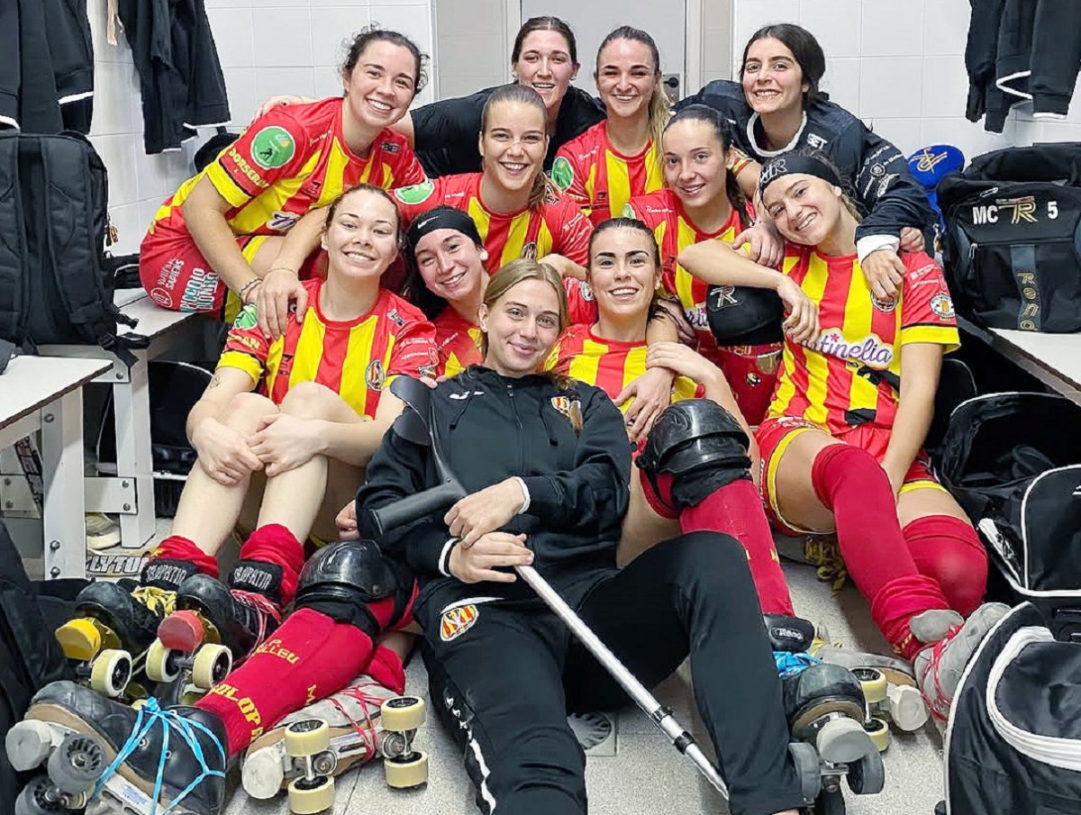 Les jugadores del Martinelia Manlleu celebrant el triomf al vestidor