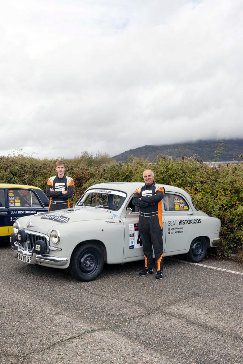 Mia Bardolet amb Carles Sasplugas, al costat del Seat 1400