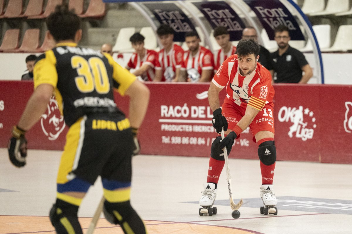 El capità del Vic, Oriol Ramírez, domina la bola davant del 30 del Mataró, Guillem Belarte