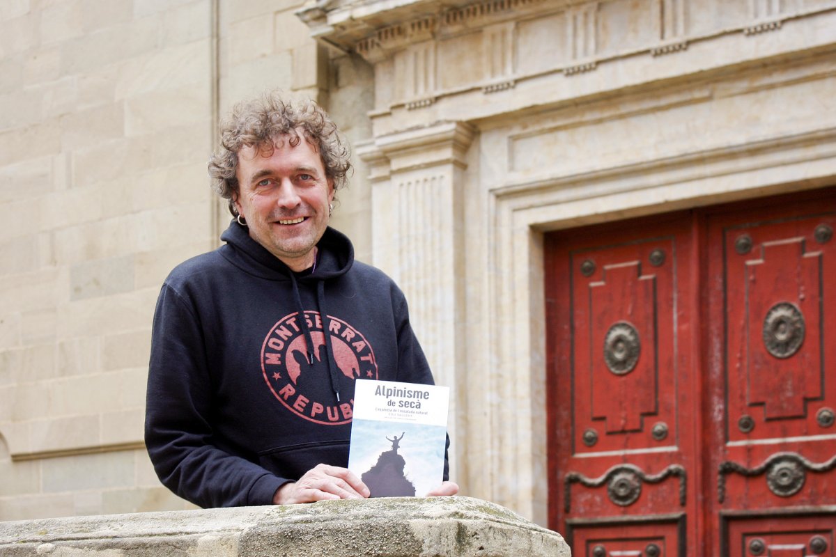 Edu Sallent, aquest dijous, a la plaça de la Catedral de Vic, juntament amb el seu nou llibre