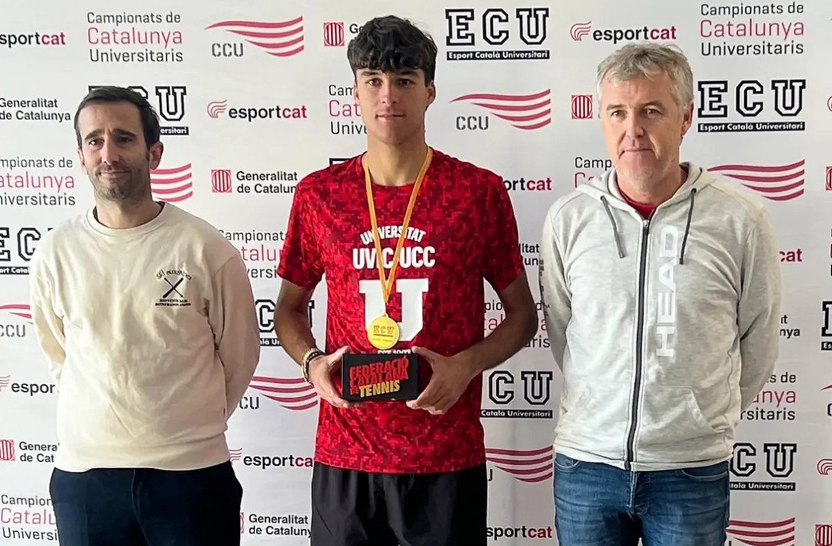 Lluc Mir, amb el títol que l'acredita com a campió per segon any consecutiu