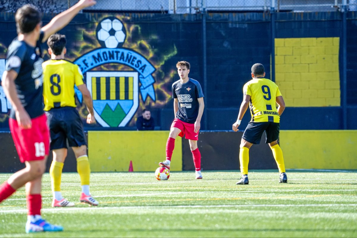 Èric Vilanova amb la pilota controlada en un moment del partit d’aquest diumenge a Barcelona