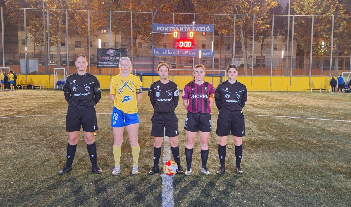 La tripleta arbitral, amb les capitanes dels dos conjunts: Brooklyn i Cardona