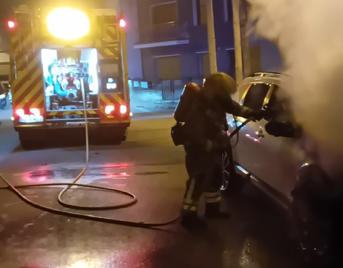 Bombers treballant per apagar el foc