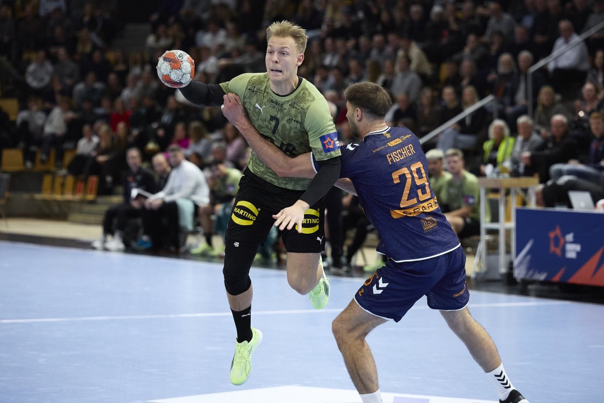 El defensor del Fraikin Guillermo Fischer defensant una acció del jugador danès Dreyer