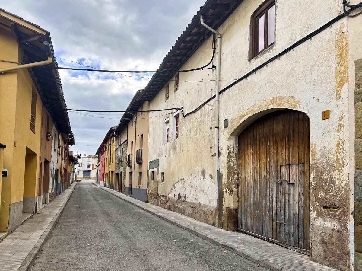 Finestres ja tapiades i forrellats reforçats amb cadenats a la casa del carrer de França de Calldetenes