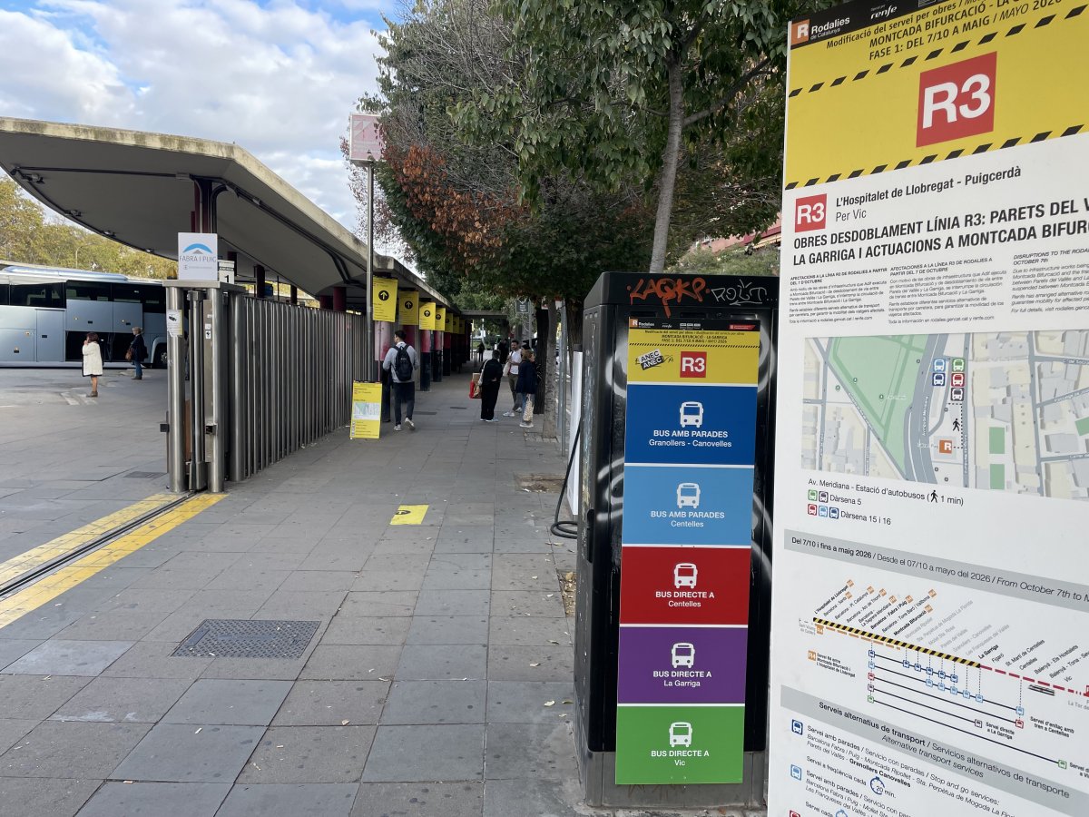 Usuaris a les andanes debus de Fabra i  Puig aquest dimecres