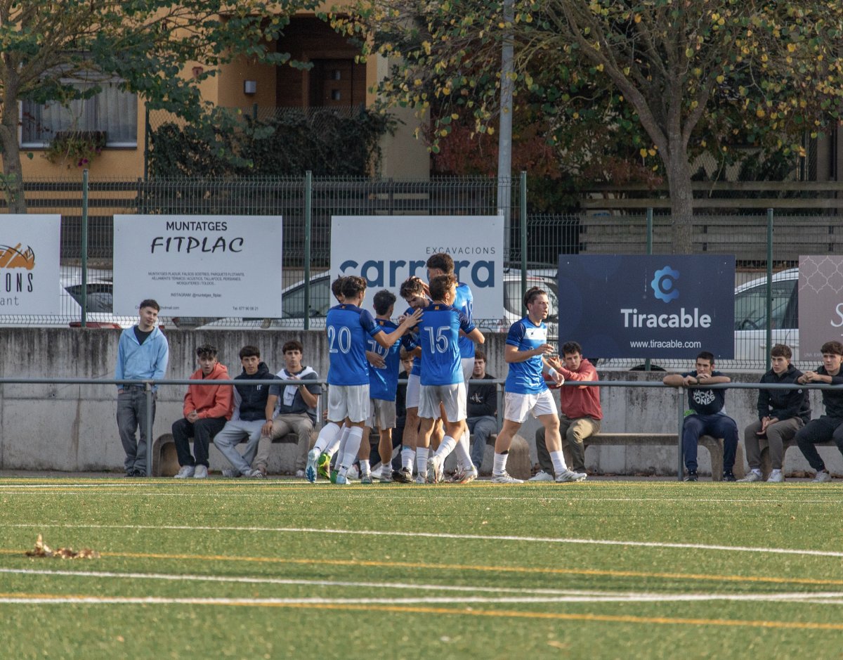 L'equip, celebrant el gol del darrer partit contra el Mataró