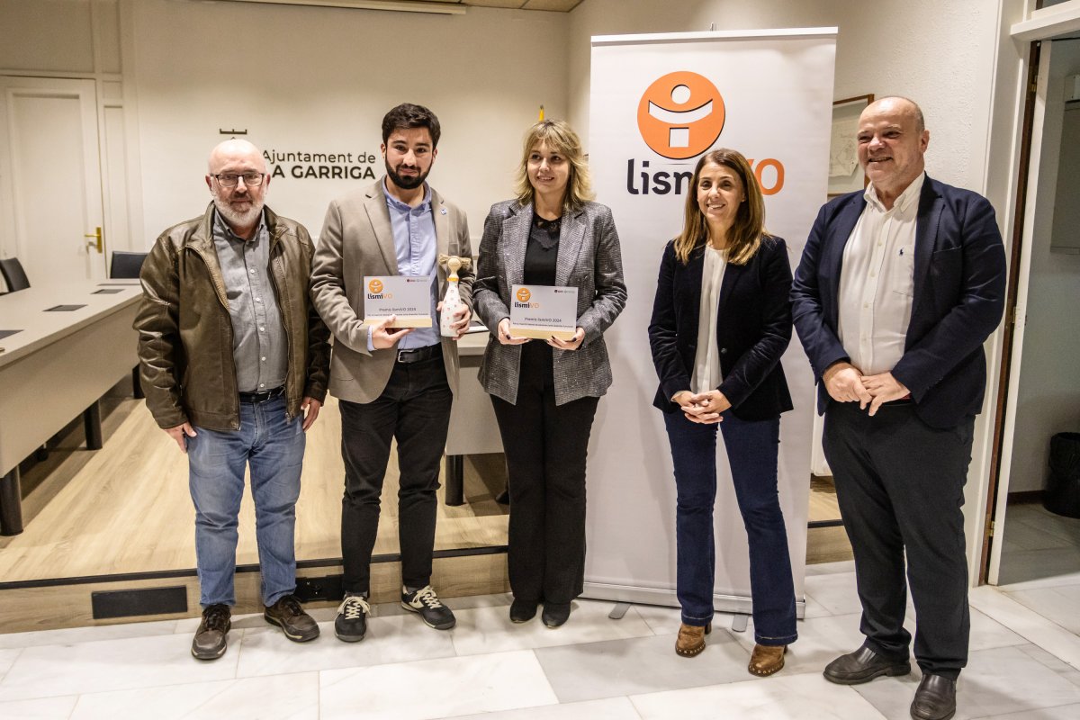 Representants de les empreses guanyadora i finalista amb autoritats assistents a l'acte de lliurament del premi Lismivo, aquest dilluns a la Garriga