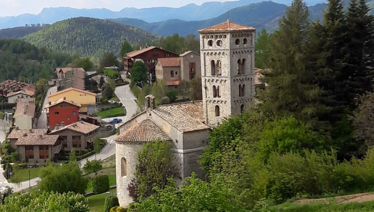 L'església parroquial de Molló, en primer terme