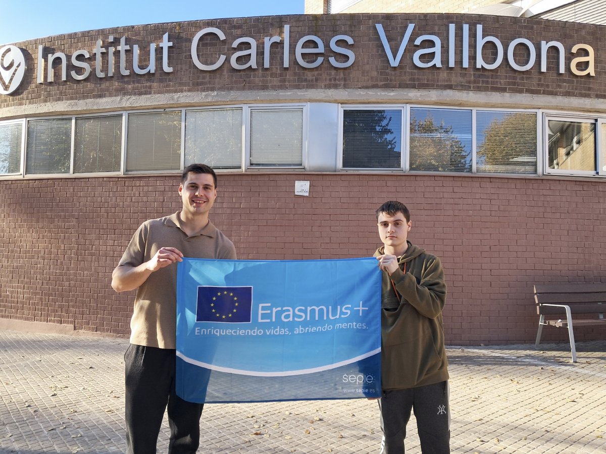 El professor Ferran Cisneros i l’alumne Èric Rodríguez de l’institut Carles Vallbona de Granollers