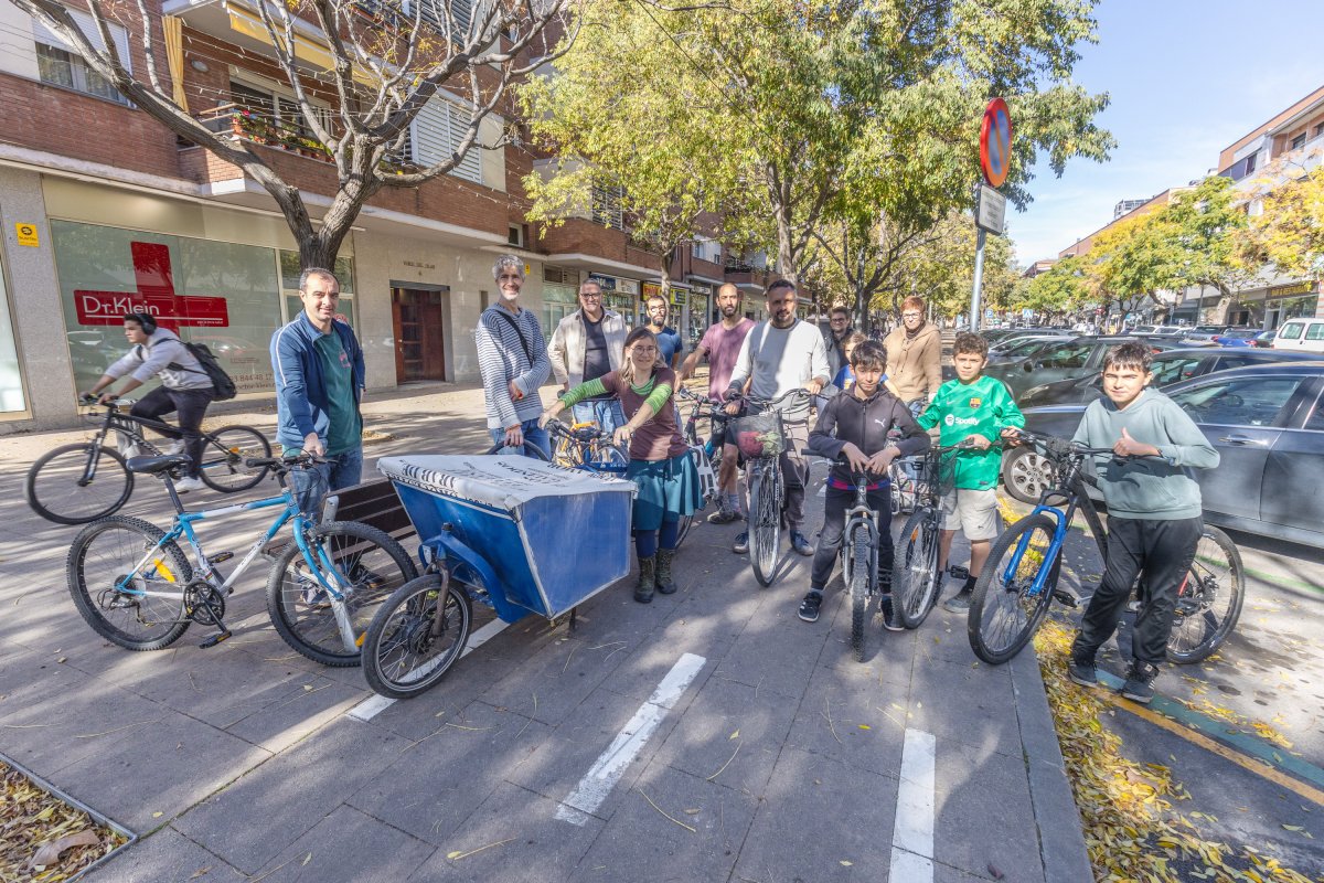Membres de les entitats ciclistes de Cardedeu dissabte al carril bici del carrer Mare de Déu del Pilar