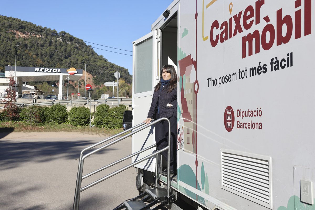 El servei de caixer mòbil de la Diputació aquest dijous al matí a la plaça de la Vila de Tagamanent