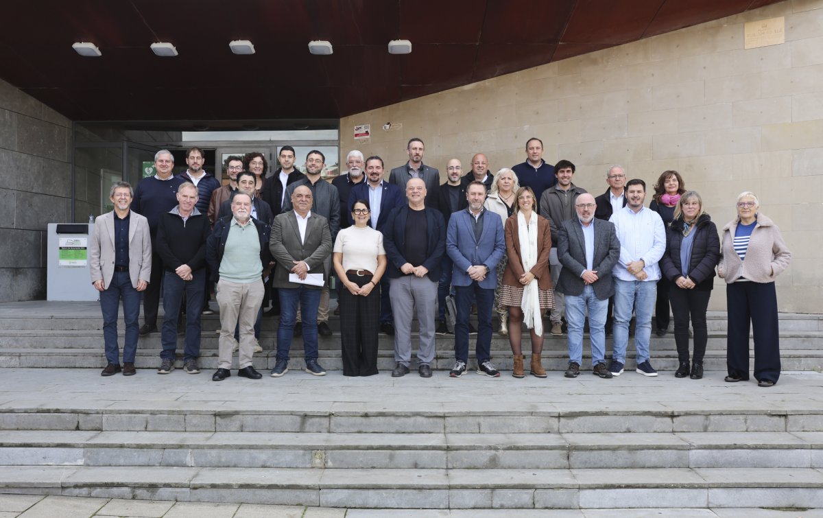 Els alcaldes i regidors que van participar en la trobada, dimecres a davant del Centre Cultural de la Roca