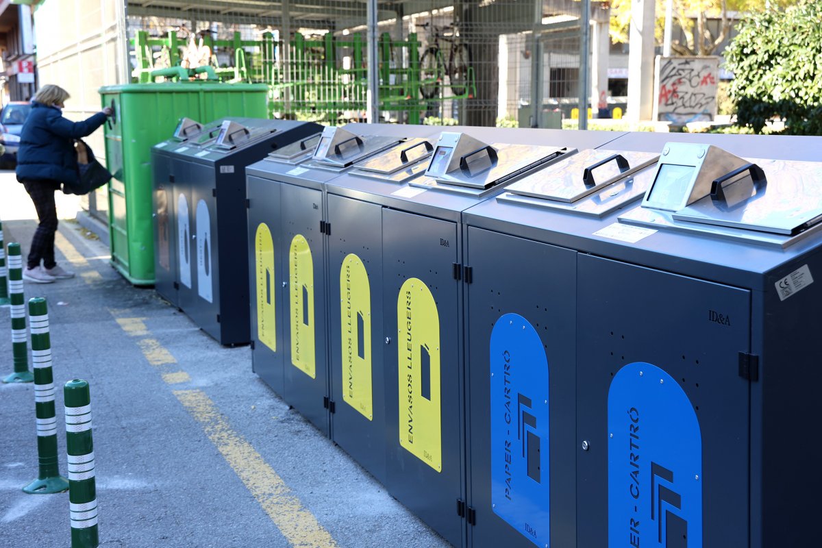 Els nous contenidors de la plaça Joan Alsina ja estaven instal·lats des de fa dies al seu nou emplaçament