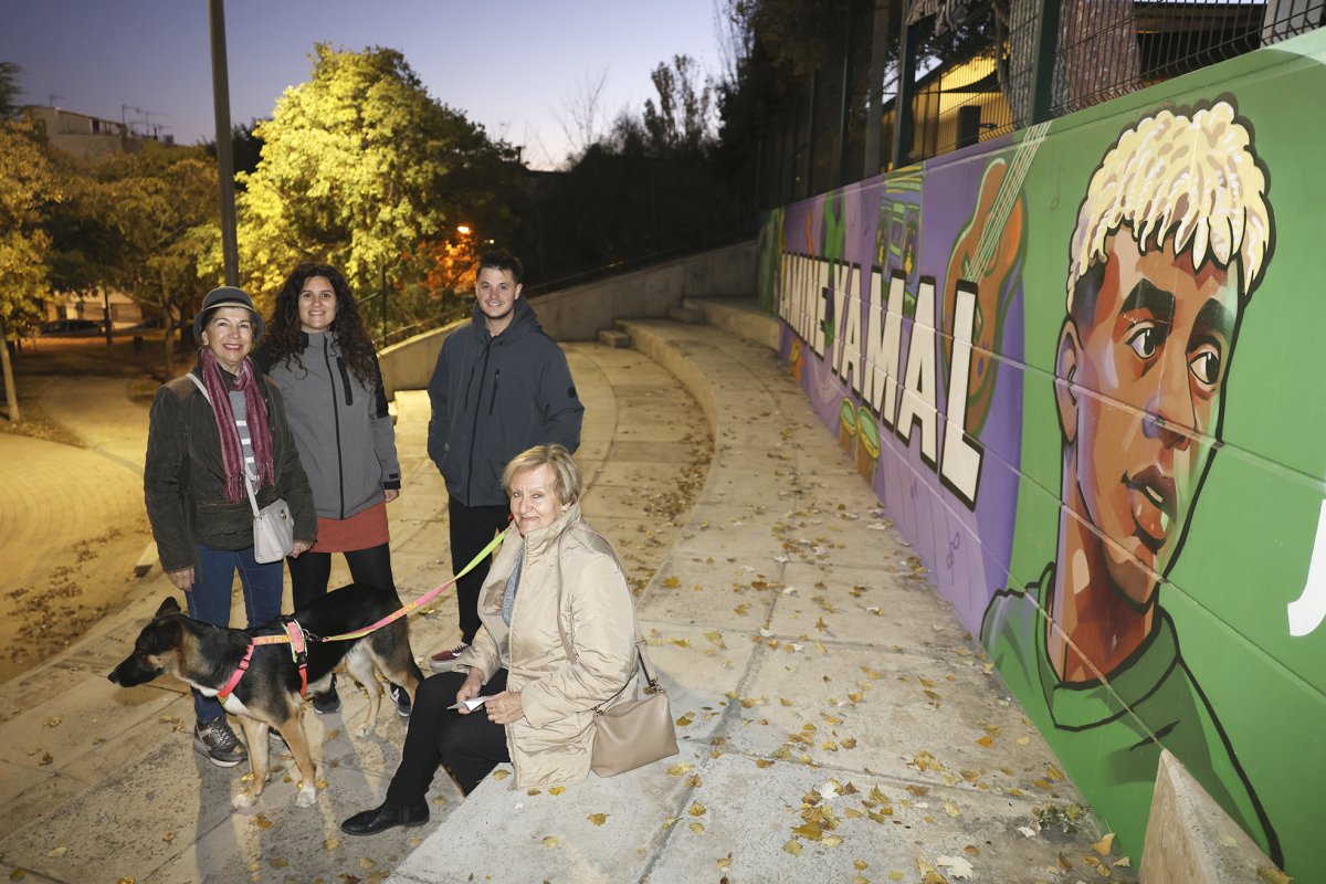 Un grup de membres de l’Associació de Veïns de la Torreta, dimecres davant del mural de la plaça Valldoriolf