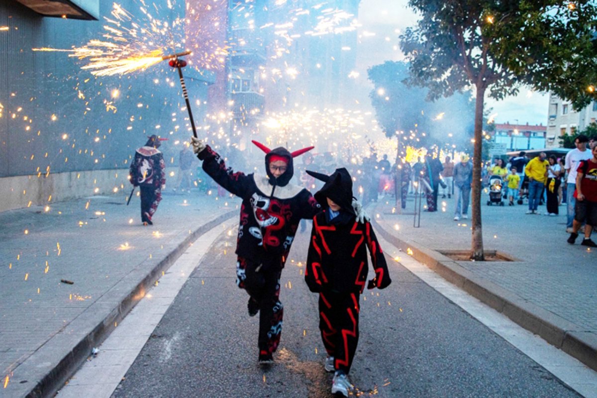 Un moment del correfoc de la colla de Diables de Montornès durant la festa major d’aquest setembre