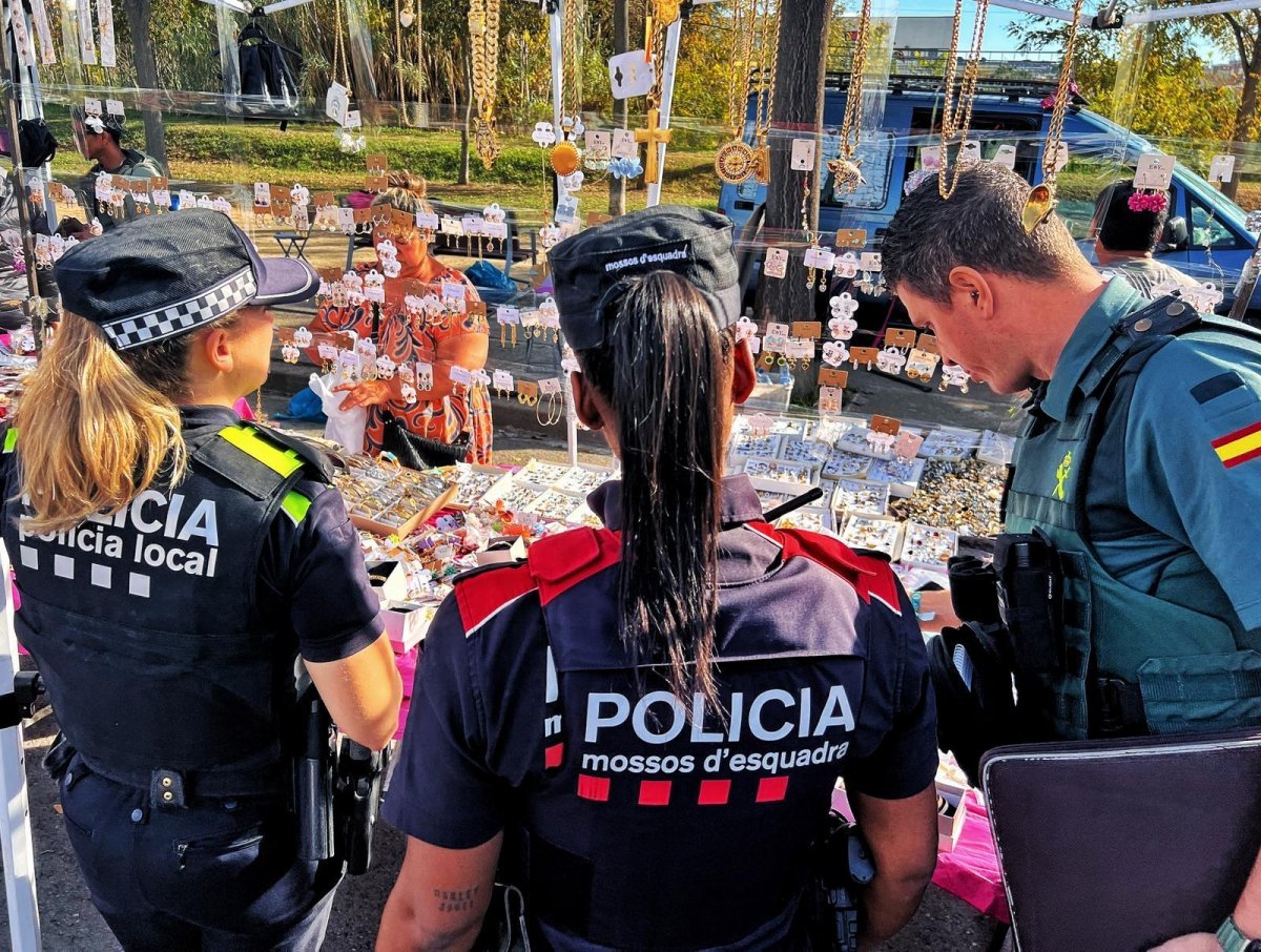 Policia Local, Mossos i Guàrdia Civil en el dispositiu del mercat de Canovelles