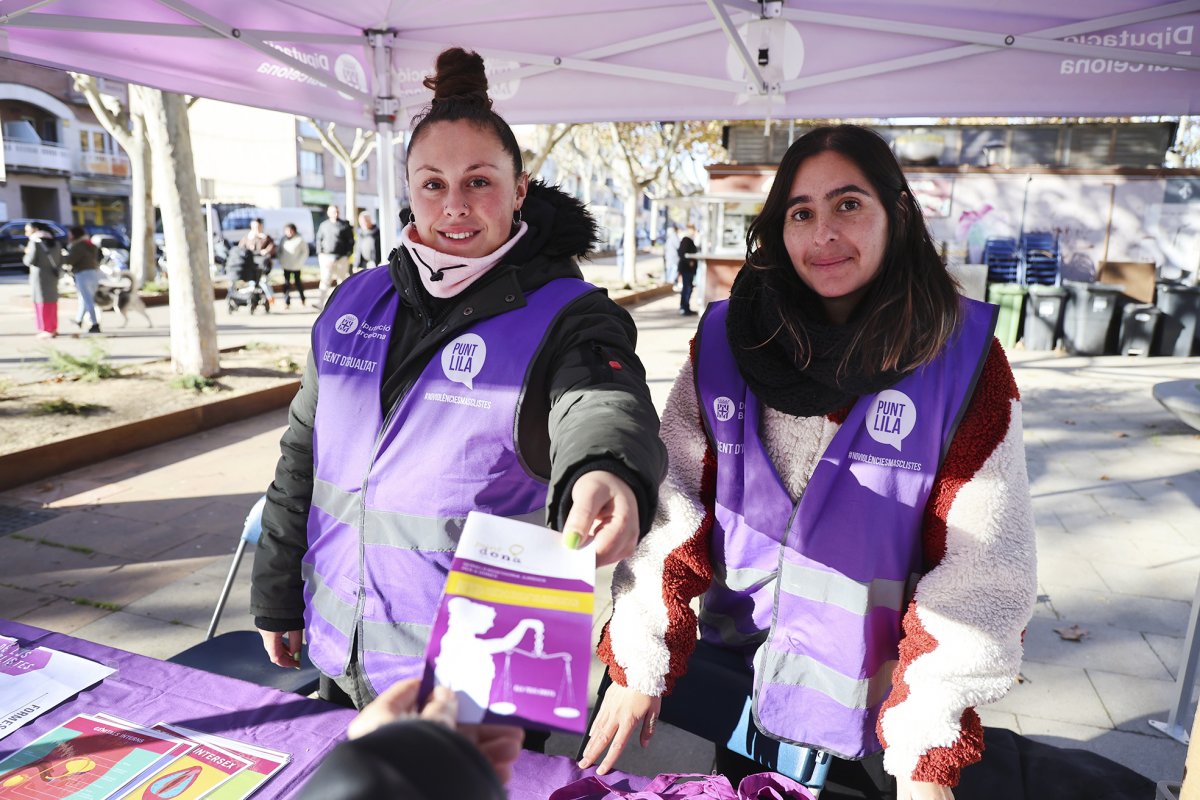 Divendres, dins els actes de commemoració del 25-N, al mercat setmanal de Llinars hi va haver un punt lila informatiu