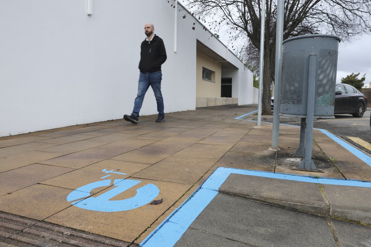 Una de les noves zones sense fum senyalitzades al exteriors d’equipaments educatius i esportius a Lliçà d’Amunt