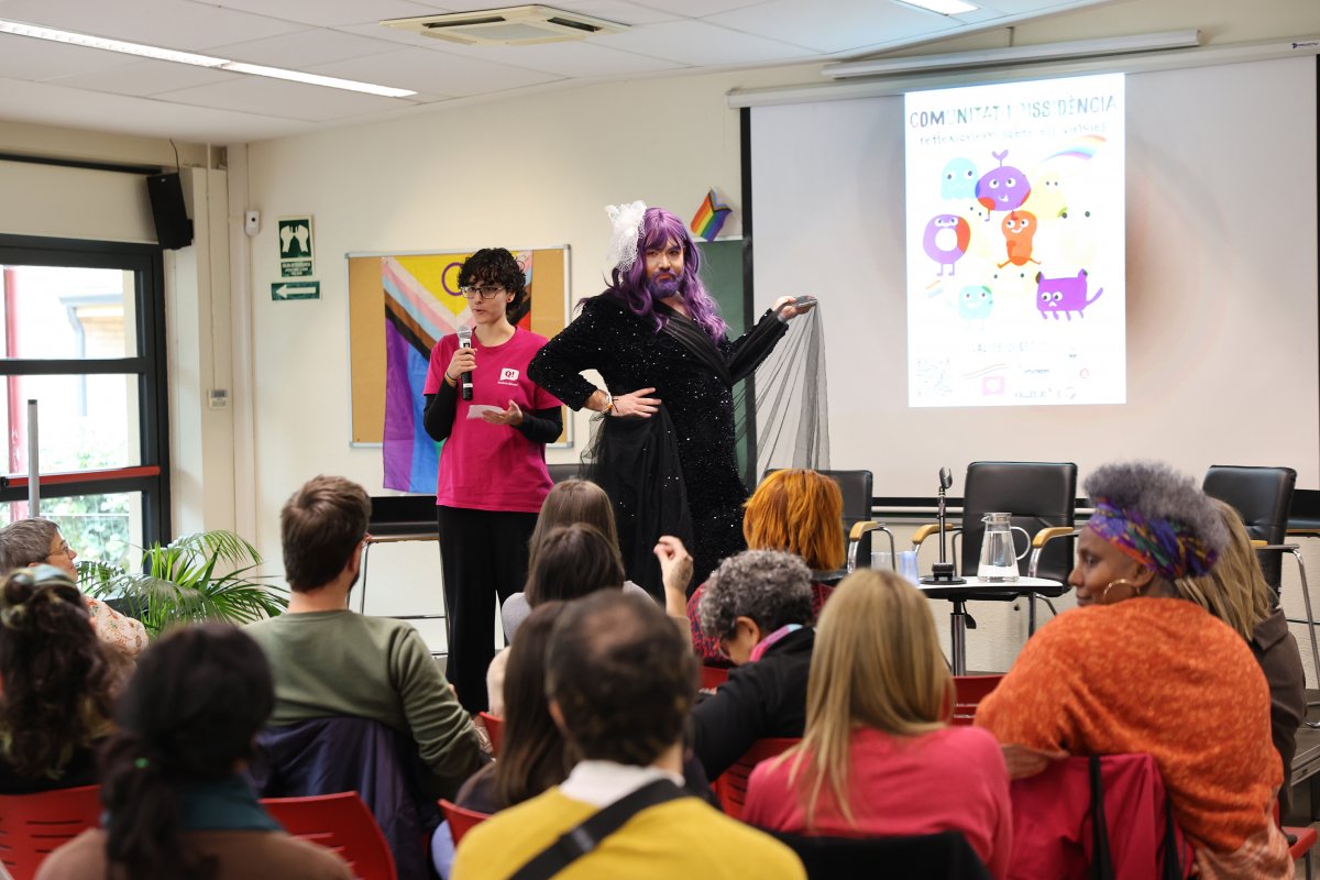 Una representant de l’entitat Parlem Queer de la Llagosta i la ‘drag queen’ Solero Moreno, al Vallès Queer de dissabte passat a Llinars