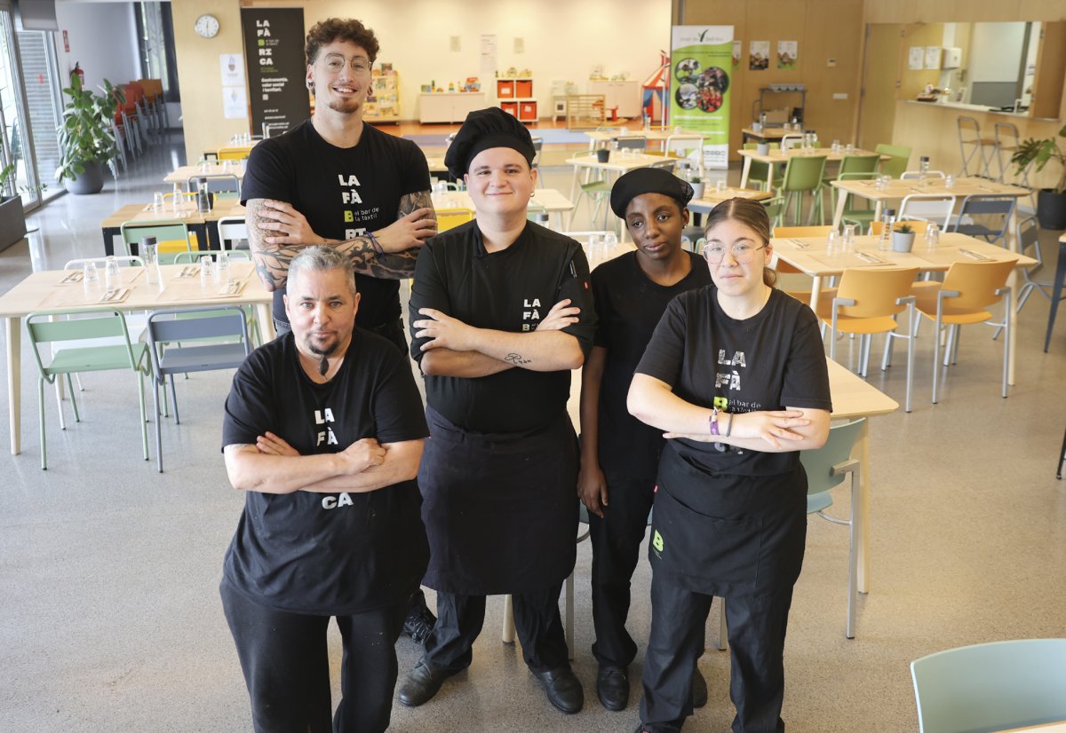 Els treballadors del Viver de Bell-lloc al bar del Centre Cívic i Comunitari de Llinars