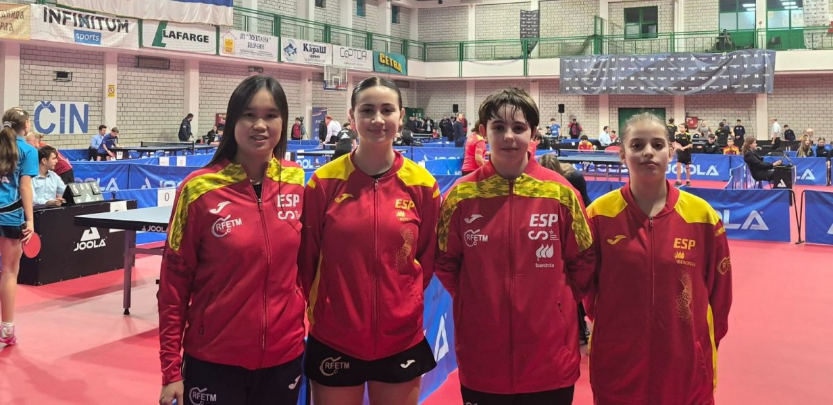 Noa Muñoz, primera per l'esquerra, amb l'equip estatal bronze a l'Open Ingternacional de Sèrbia